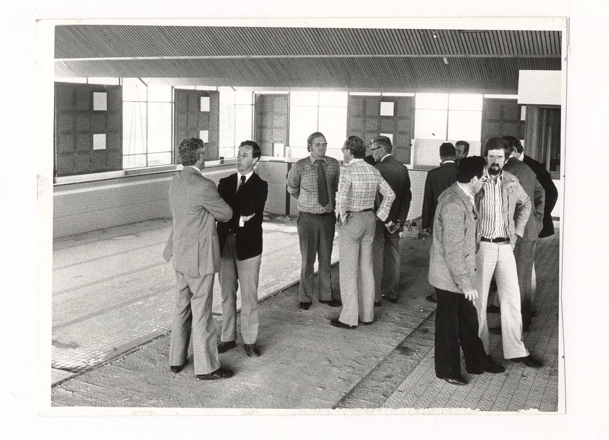Bezoek van raadscommissieleden voor jeugd- en sportzaken aan het in aanbouw zijnde combibad in Breda-Noord 1975