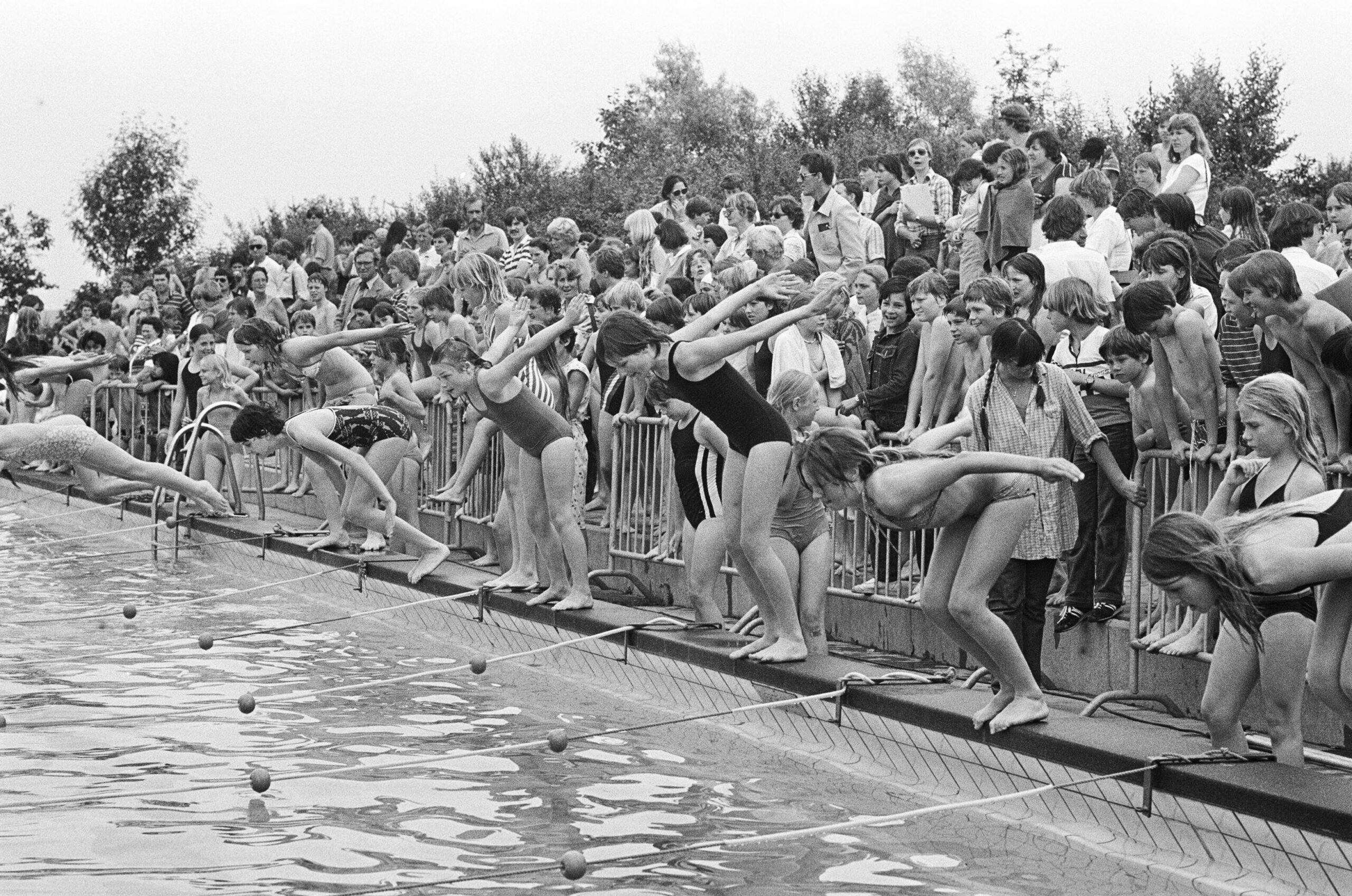 Finale schoolzwemwedstrijden in zwembad de Wisselslag 1981