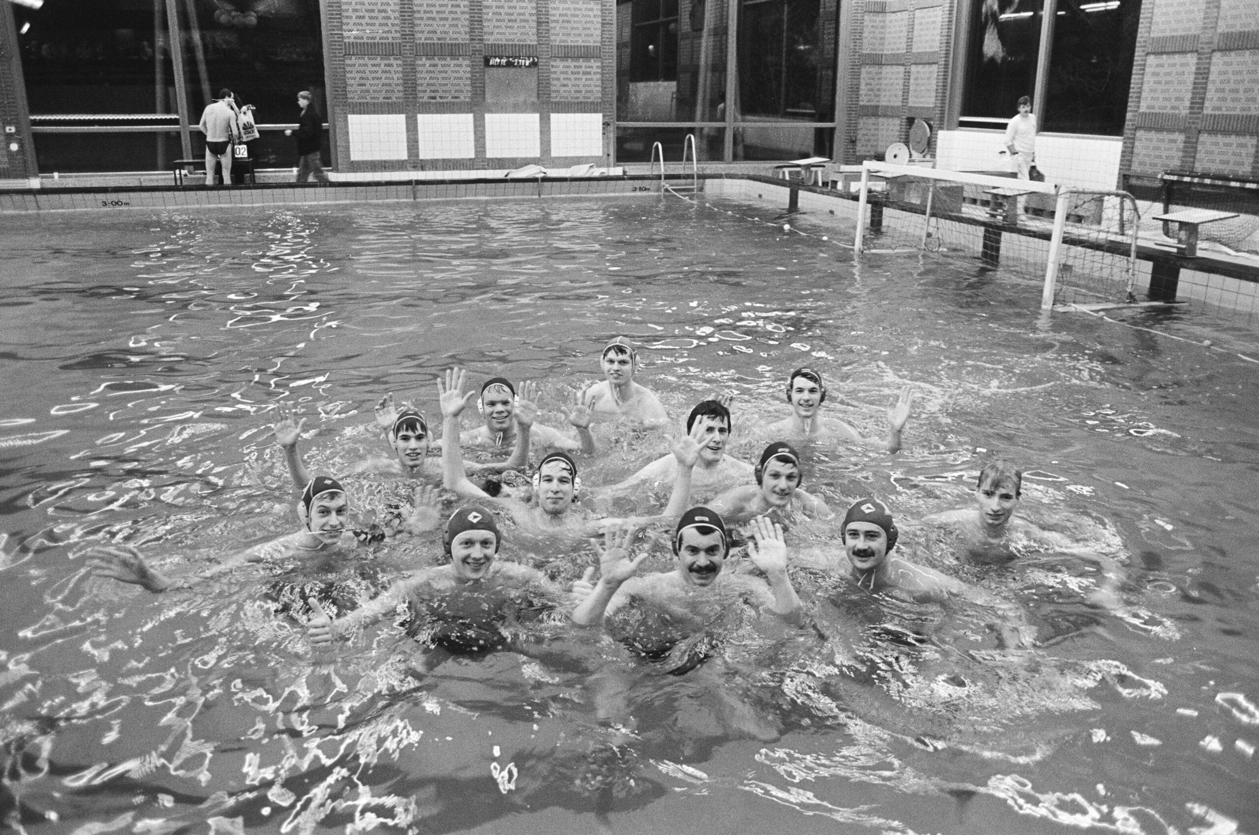 Groepsportret onbekend waterpoloteam in zwembad de Wisselslag 1987