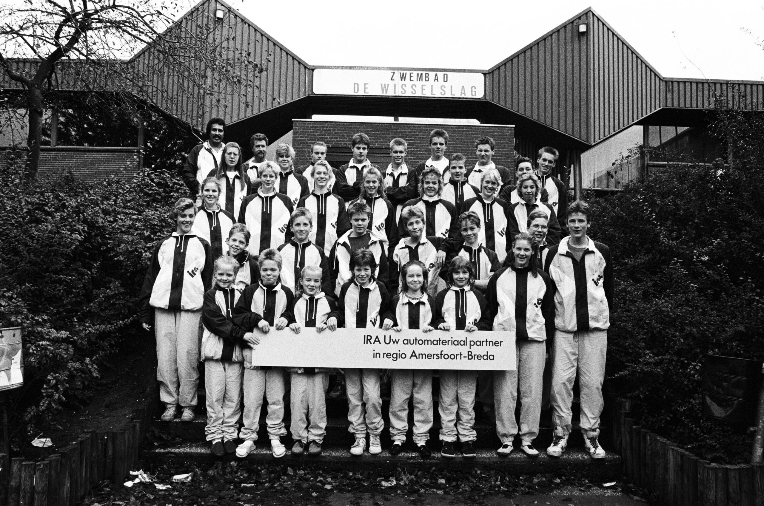 Groepsportret van zwemploeg De Wisselslag, voor het zwembad 1989