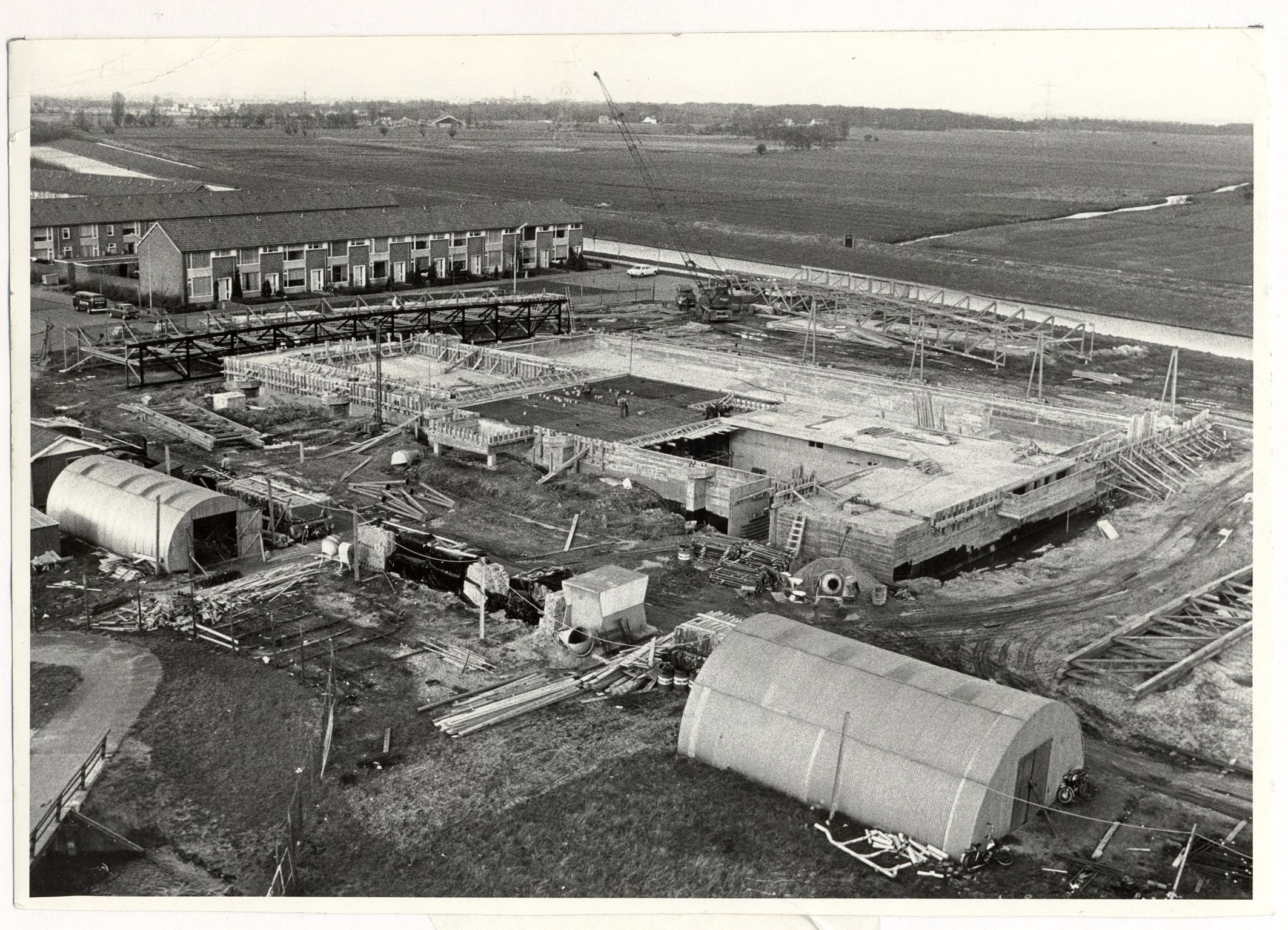 Het combibad Noord bestaat uit enkele buitenbassins en een overdekt gedeelte 1975