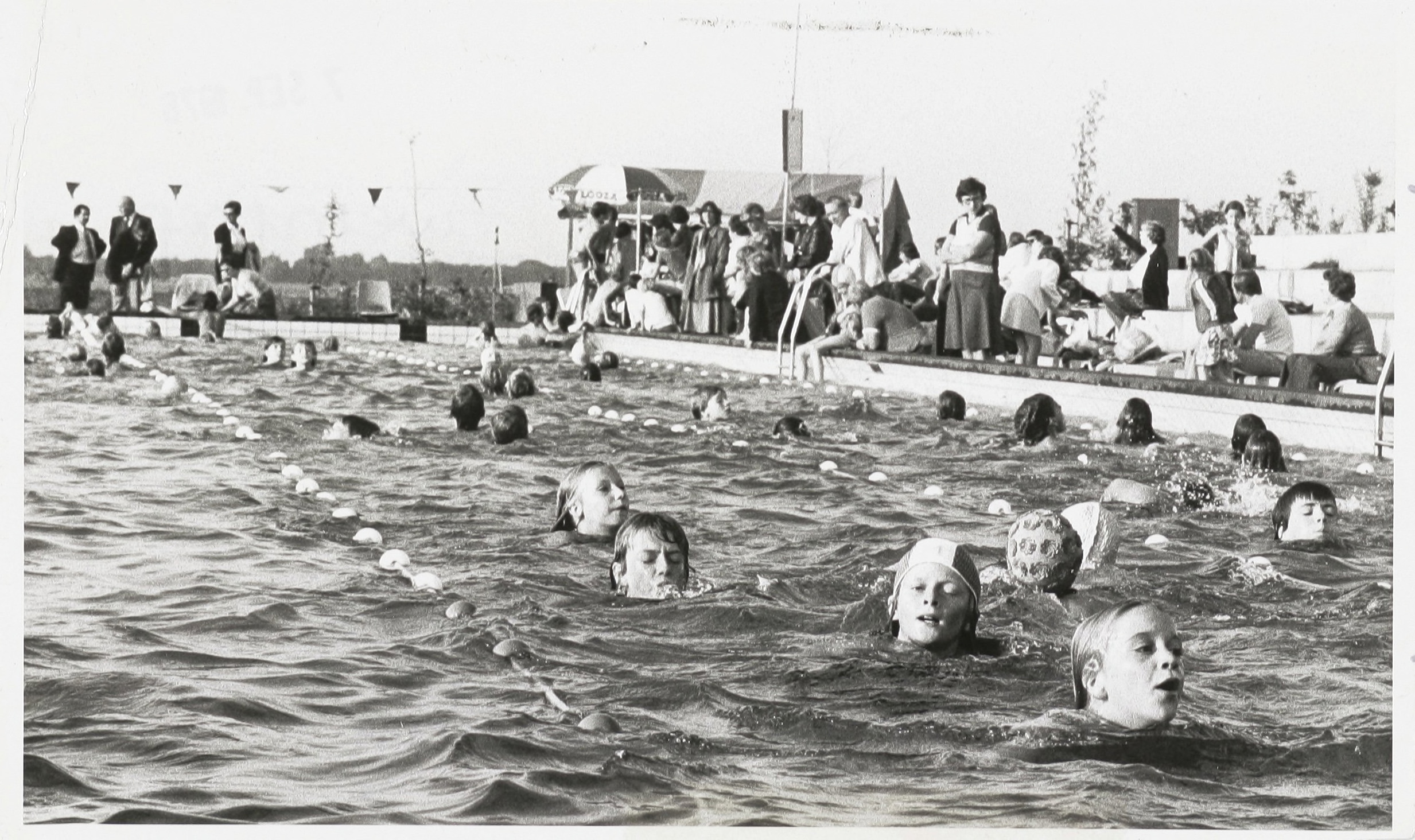Kinderen zwemmen in het buitenbad tijdens de Zwemvierdaagse in zwembad De Wisselslag