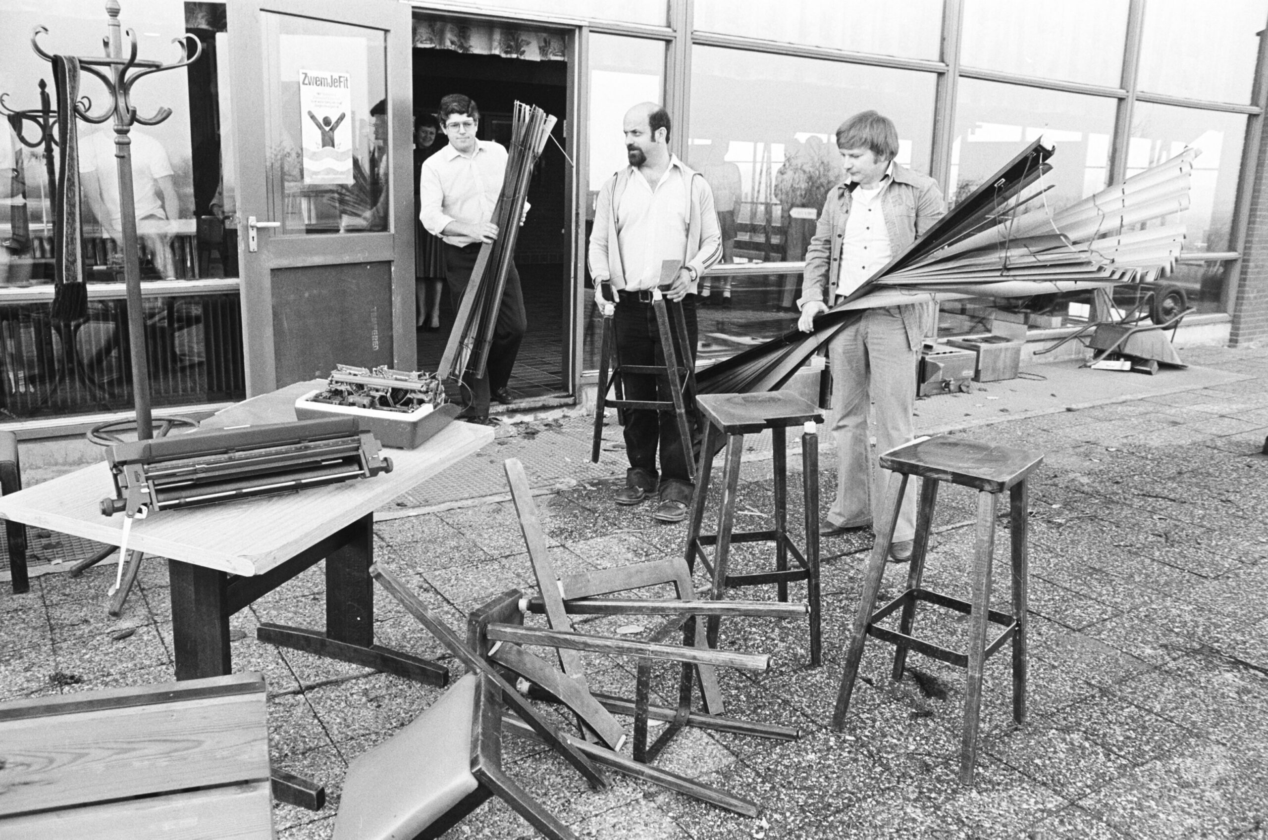 Ravage aangericht na inbraak in zwembad De Wisselslag heeft een schade van enige tienduizenden guldens teweeggebracht 1981