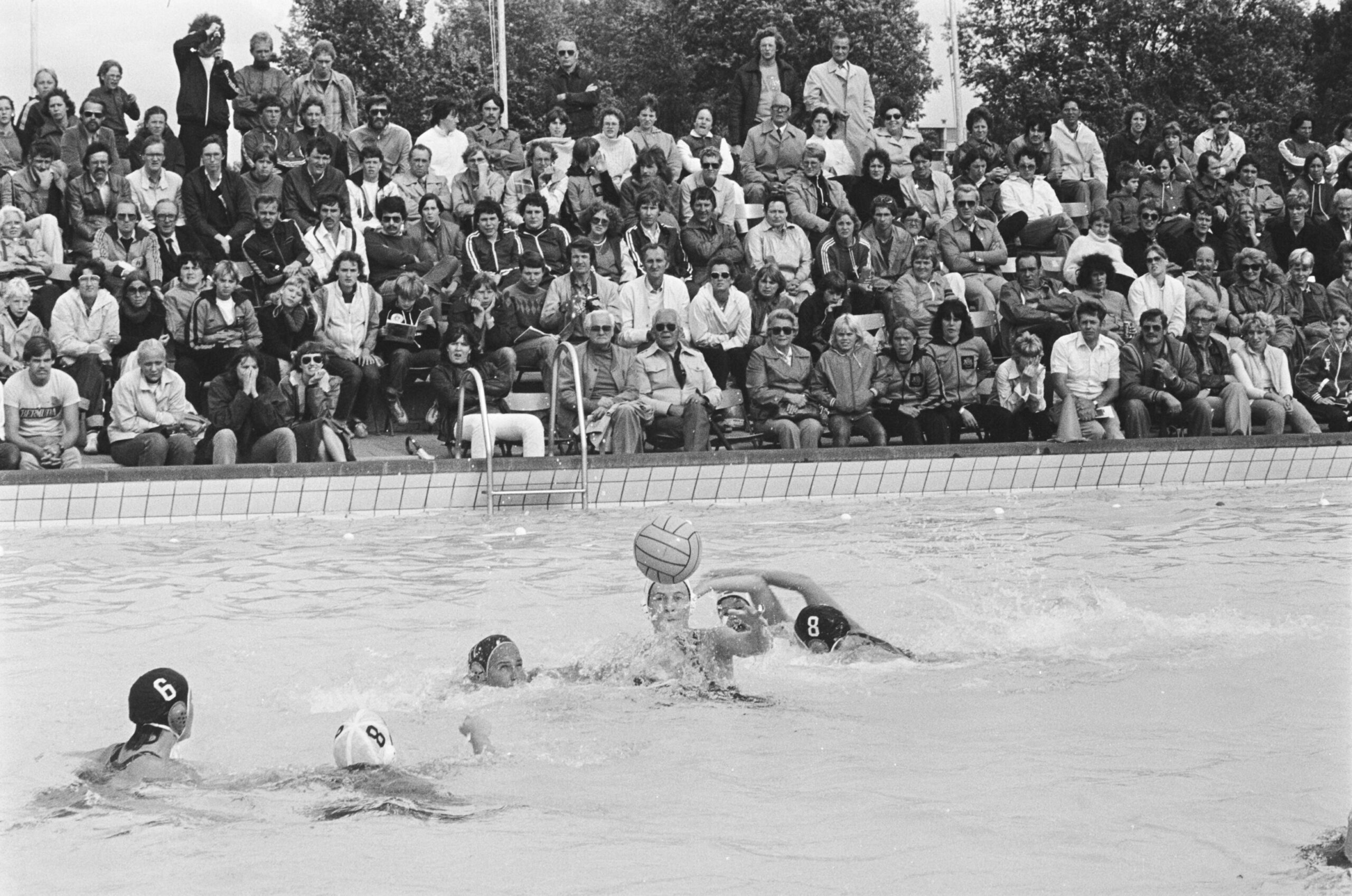 Waterpolowedstrijd Australie - Canada tijdens de Fina World Cup II voor dames in zwembad de 1980