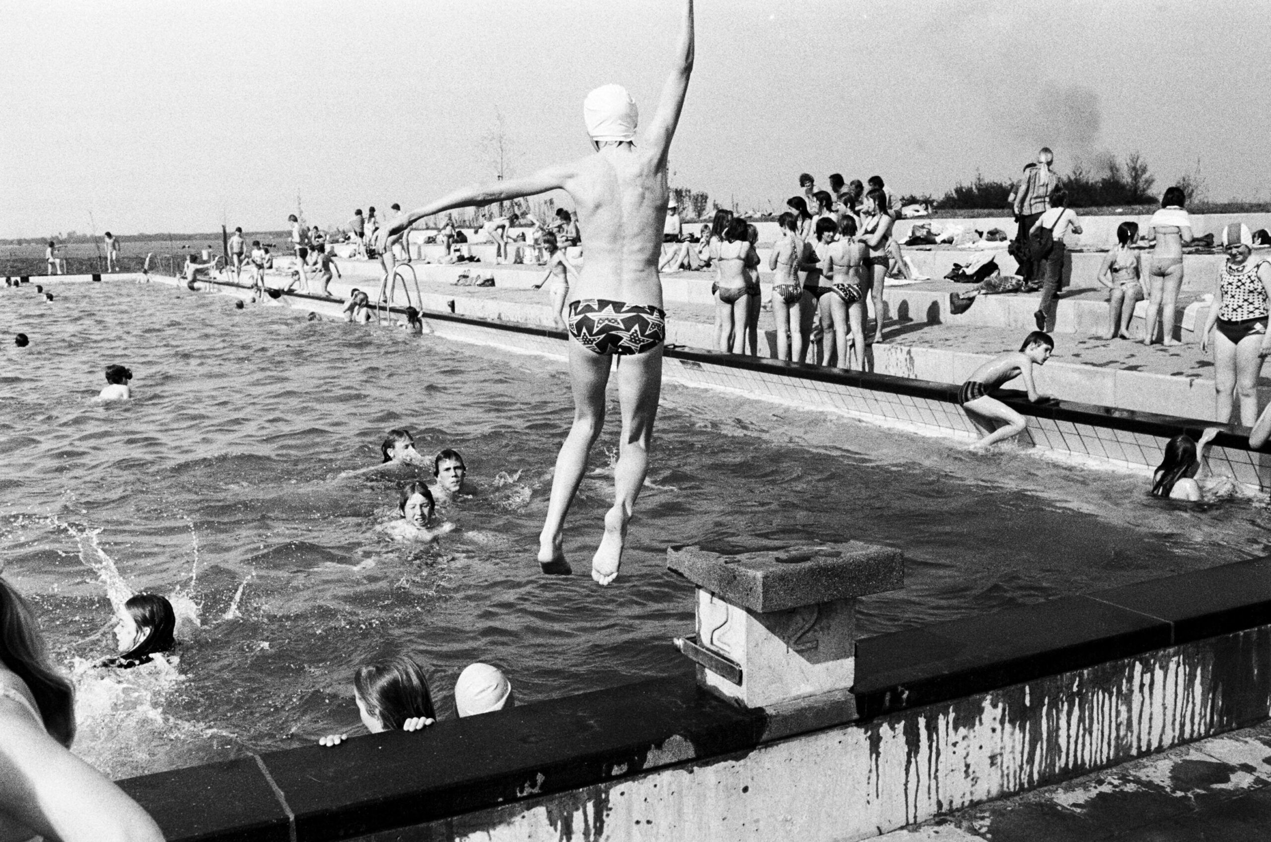 buitenbad de wisselslag 1976 met o.a Peter Speykers in het water
